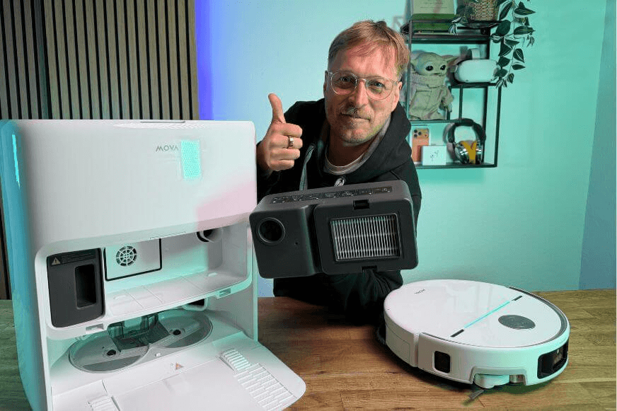 Dreame X60 vs MOVA V70 Stationen geöffnet mit Staubbeutel und auswaschbarer Staubbox